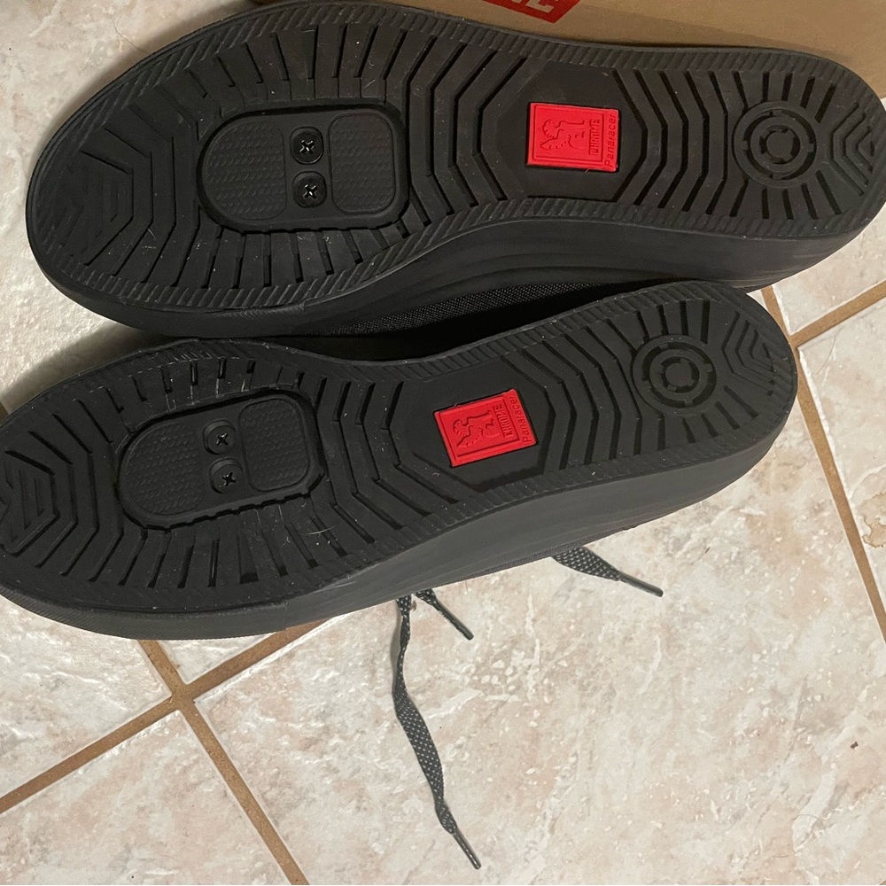 Chrome clip in sneakers - Picture 4 of 5